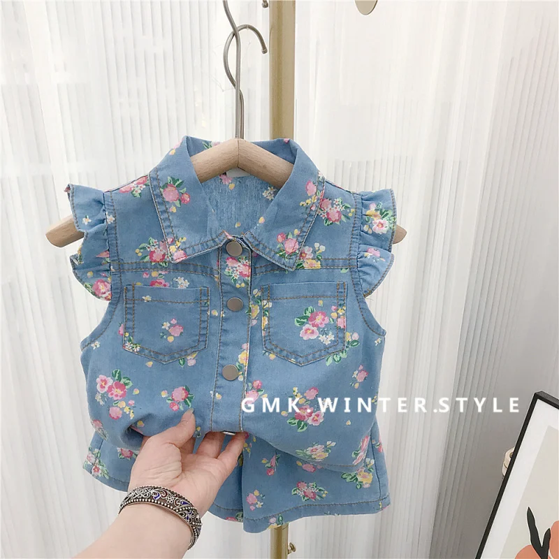 Girls' Summer Outfit New Stylish Thin Flutter Sleeve Floral Denim Shorts Baby Girl Summer Two-Piece Set
Girls' Summer Outfit New Stylish Thin Flutter Sleeve Floral Denim Shorts Baby Girl Summer Two-Piece Set