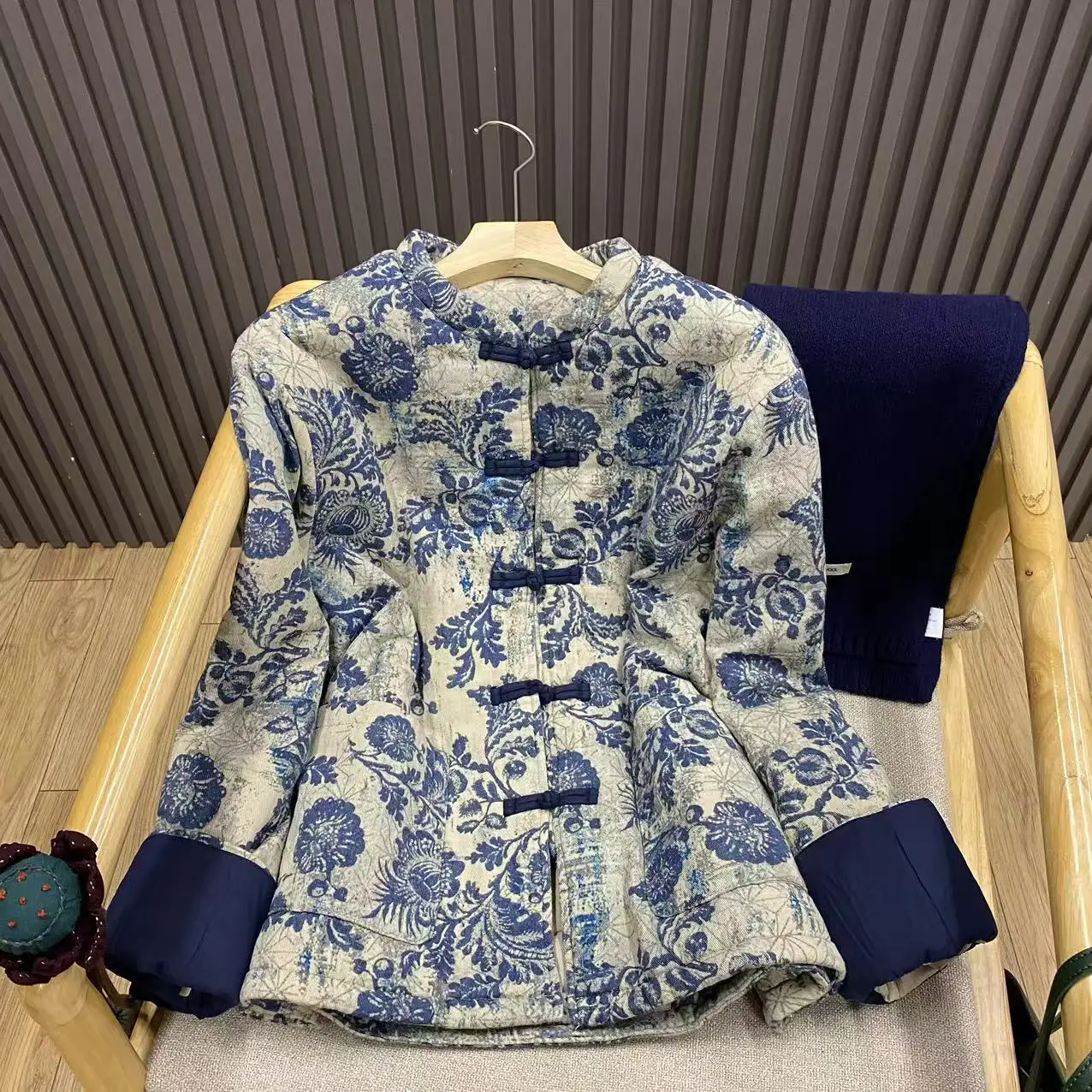 Autumn Winter New Chinese Sle Retro Print Stand Collar Button Cotton Jaet Women's Ethnic Sle Long Sve Mid-Length Coat
Autumn Winter New Chinese Sle Retro Print Stand Collar Button Cotton Jaet Women's Ethnic Sle Long Sve Mid-Length Coat