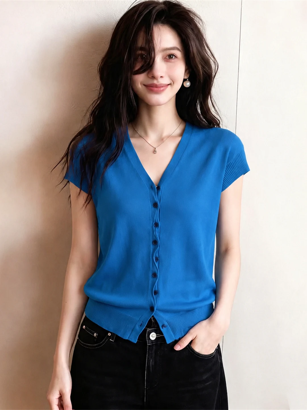 Stylish Ice Silk Short Sleeve V-Neck Knitwear Women's Fashionable Age-Defying Summer Top Single Button Korean Style Straight Cut
Stylish Ice Silk Short Sleeve V-Neck Knitwear Women's Fashionable Age-Defying Summer Top Single Button Korean Style Straight Cut