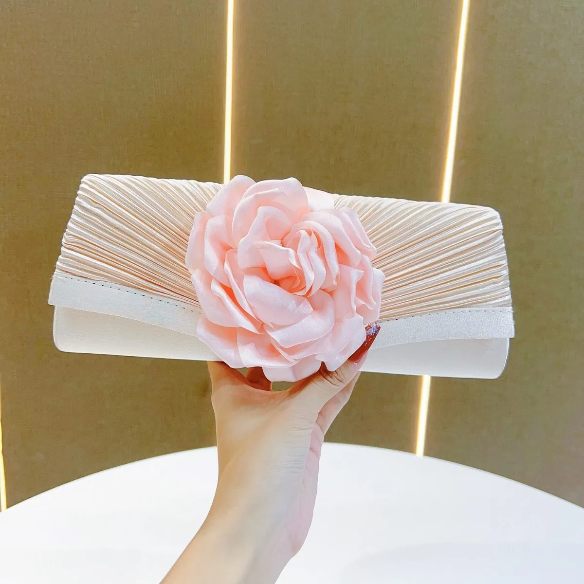 2025 New Pleated Dinner Clutch Elegant Women’s Evening Bag Small 3D Floral Silver Purse Crossbody Chain Party Banquet Handbag
2025 New Pleated Dinner Clutch Elegant Women’s Evening Bag Small 3D Floral Silver Purse Crossbody Chain Party Banquet Handbag