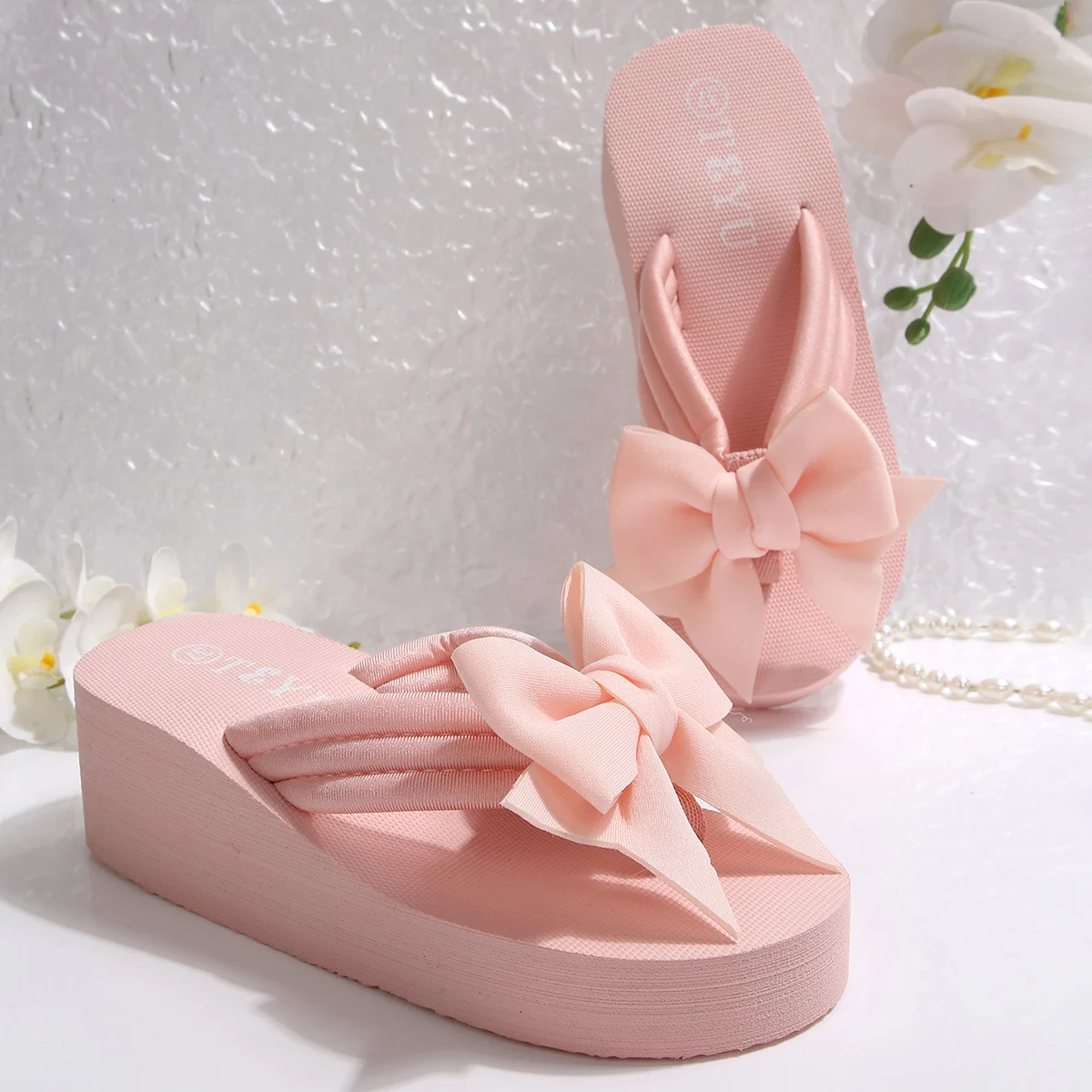 Vacation-Style Pink Wedge Sandals for Women, Flip-Flops with Bow Decoration, Soft-Soled Comfortable Outdoor Slippers
Vacation-Style Pink Wedge Sandals for Women, Flip-Flops with Bow Decoration, Soft-Soled Comfortable Outdoor Slippers