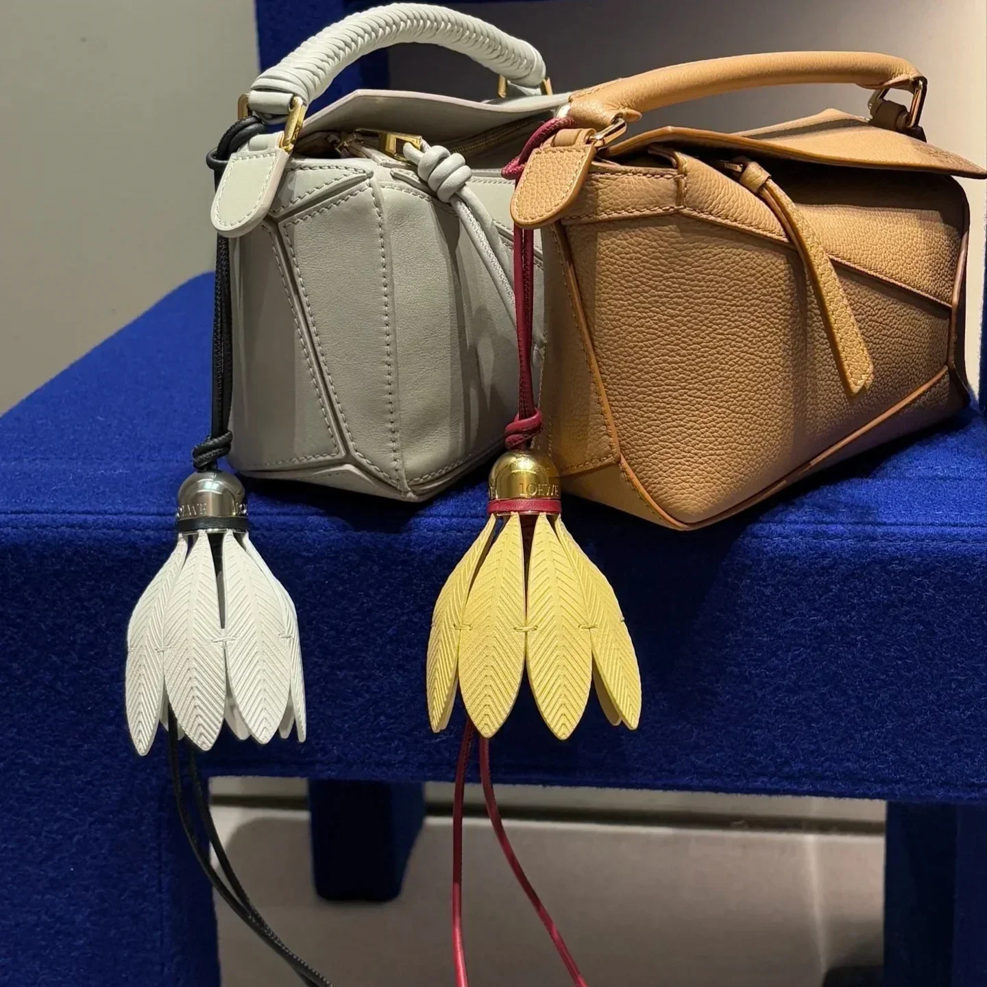 2025 модный роскошный стиль премиум-класса, аксессуары для багажа, брелок из металлической кожи, модный тренд, автомобильный брелок для творчества
2025 модный роскошный стиль премиум-класса, аксессуары для багажа, брелок из металлической кожи, модный тренд, автомобильный брелок для творчества