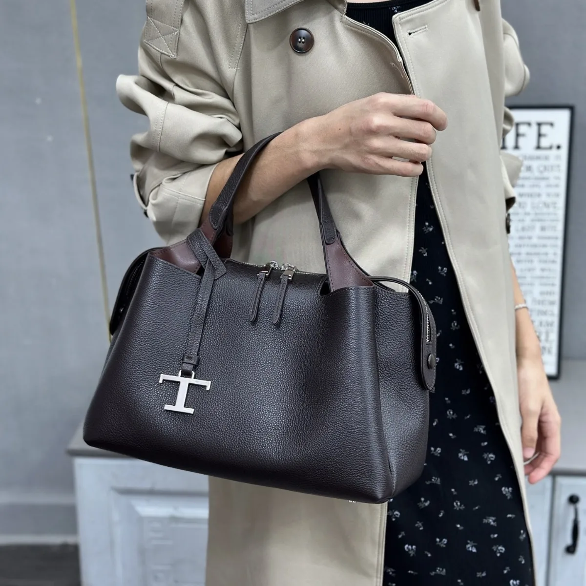 2026Fashion Autumn and Winter New Matte Leather Bucket Bag Niche Design Retro Tote Bag Simple and Versatile Shoulder Women's Bag
2026Fashion Autumn and Winter New Matte Leather Bucket Bag Niche Design Retro Tote Bag Simple and Versatile Shoulder Women's Bag