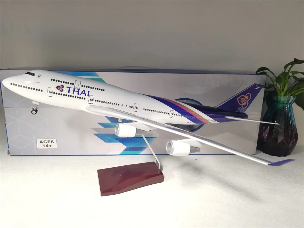 Масштаб самолета 1:130 для тайских Airways Boeing 747, литой самолет из смолы с подсветкой и колесами, домашний декор в самолете
Масштаб самолета 1:130 для тайских Airways Boeing 747, литой самолет из смолы с подсветкой и колесами, домашний декор в самолете