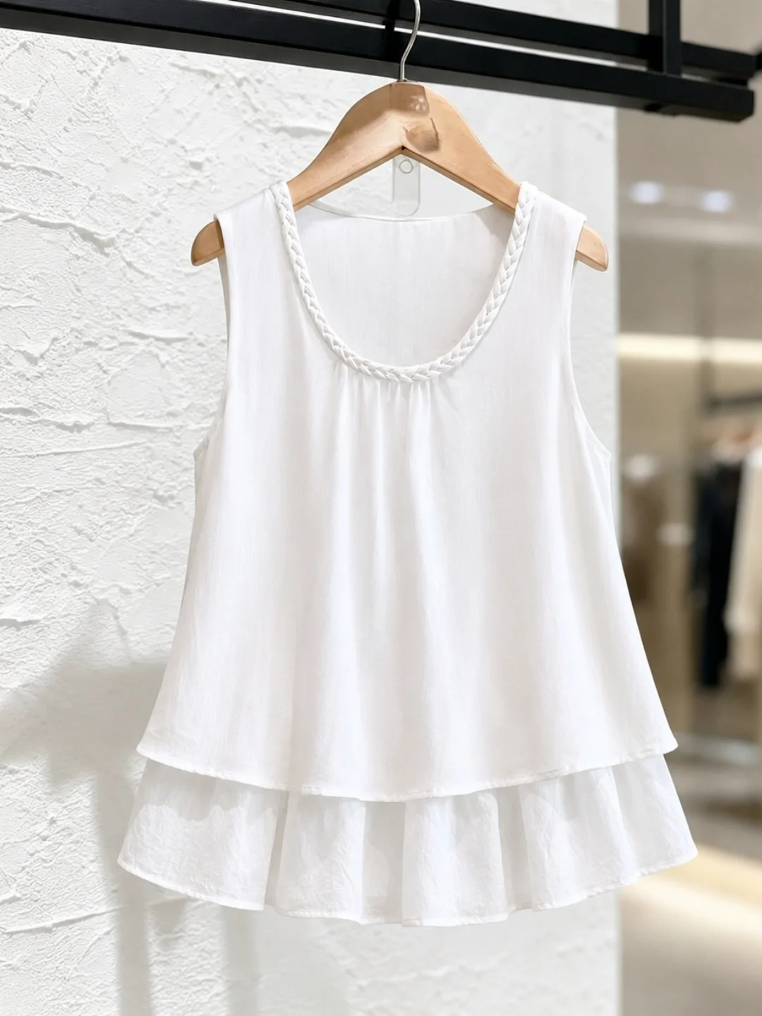 Loose Casual Sleeveless Vest Korean Style Summer Design Sensation Versatile Age Reduction Top Comfortable Straight Cut Silk
Loose Casual Sleeveless Vest Korean Style Summer Design Sensation Versatile Age Reduction Top Comfortable Straight Cut Silk