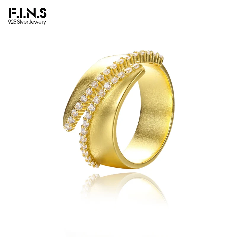 Модное кольцо F.I.N.S из серебра и золота с фианитами, необычное перекрытие, матовые открытые пальцы, ювелирные аксессуары
Модное кольцо F.I.N.S из серебра и золота с фианитами, необычное перекрытие, матовые открытые пальцы, ювелирные аксессуары