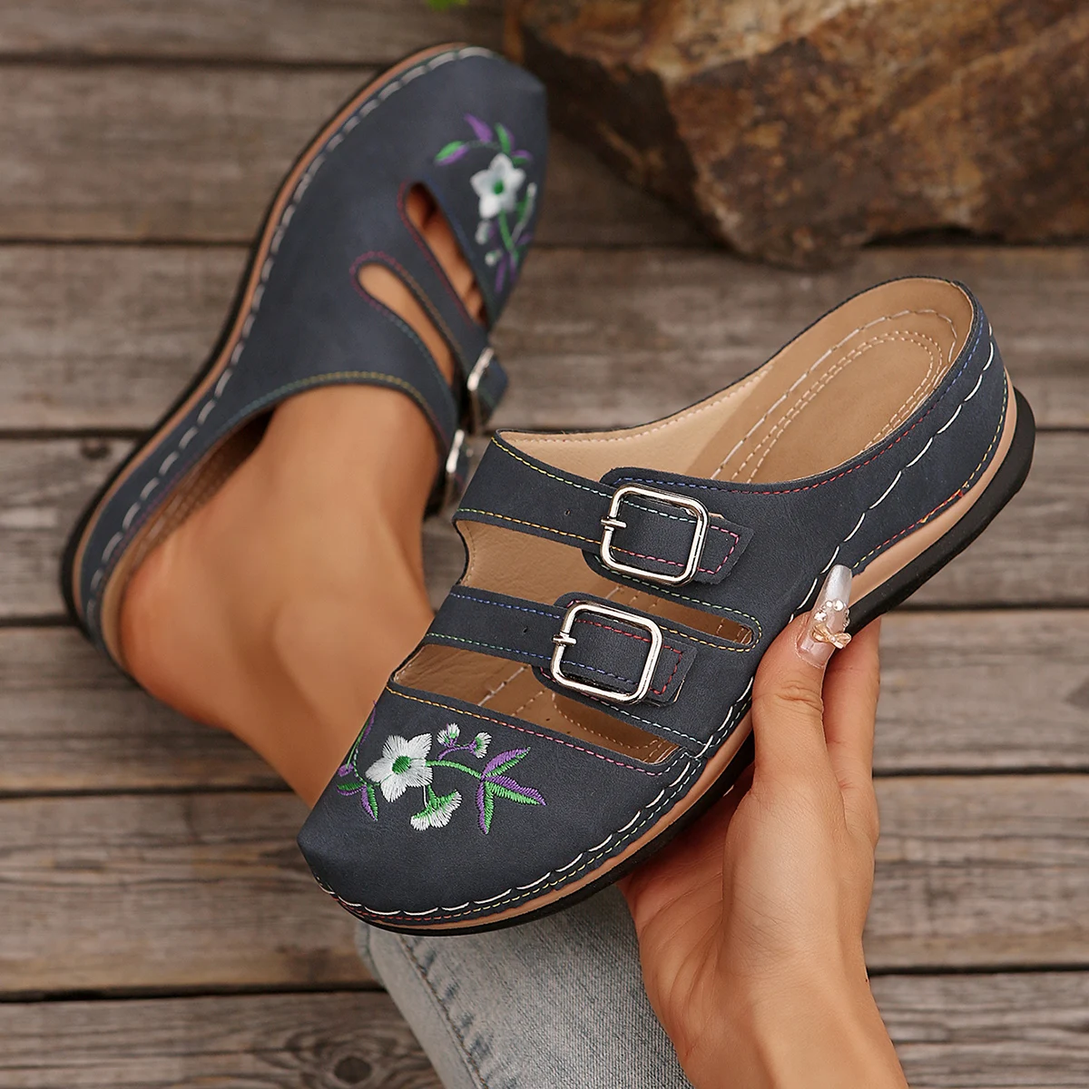 Women Slippers Outdoor Light Casual Wedges Slippers Embroider Flowers Leather Sandals Slip on Summer Shoes Women Slides Women
Women Slippers Outdoor Light Casual Wedges Slippers Embroider Flowers Leather Sandals Slip on Summer Shoes Women Slides Women