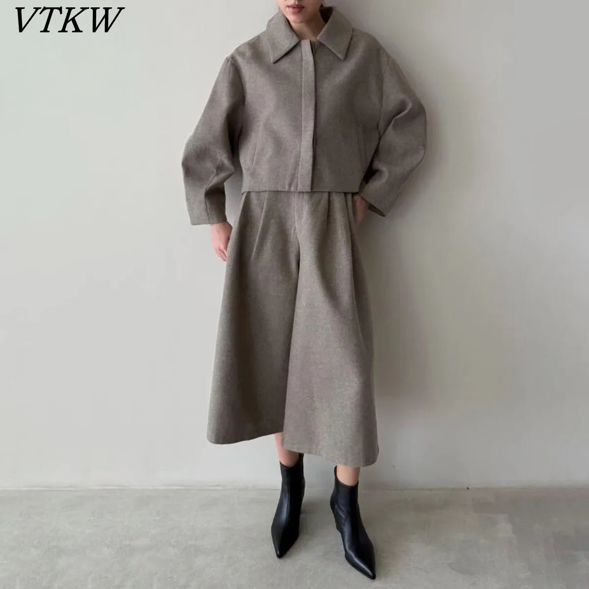 VTKW женский твидовый комплект из двух предметов, короткая куртка, укороченные брюки с воротником с лацканами, стильная офисная уличная одежда, повседневная осень-зима 2025
VTKW женский твидовый комплект из двух предметов, короткая куртка, укороченные брюки с воротником с лацканами, стильная офисная уличная одежда, повседневная осень-зима 2025