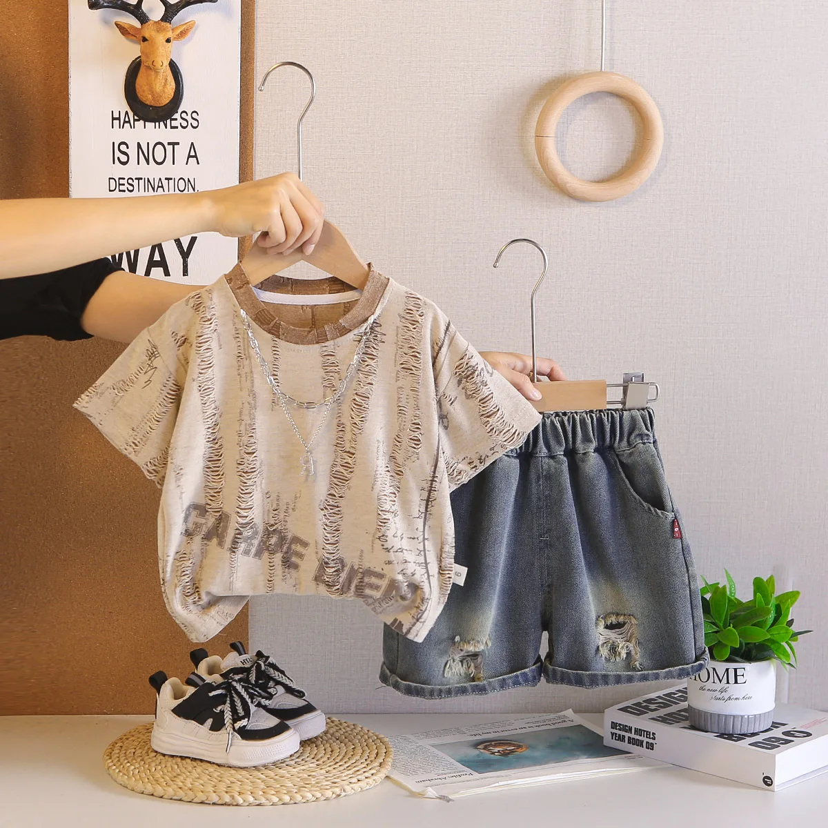 Детский комплект из двух предметов: футболка с винтажным принтом и рваные джинсовые шорты, летняя одежда для мальчиков в корейском стиле
Детский комплект из двух предметов: футболка с винтажным принтом и рваные джинсовые шорты, летняя одежда для мальчиков в корейском стиле