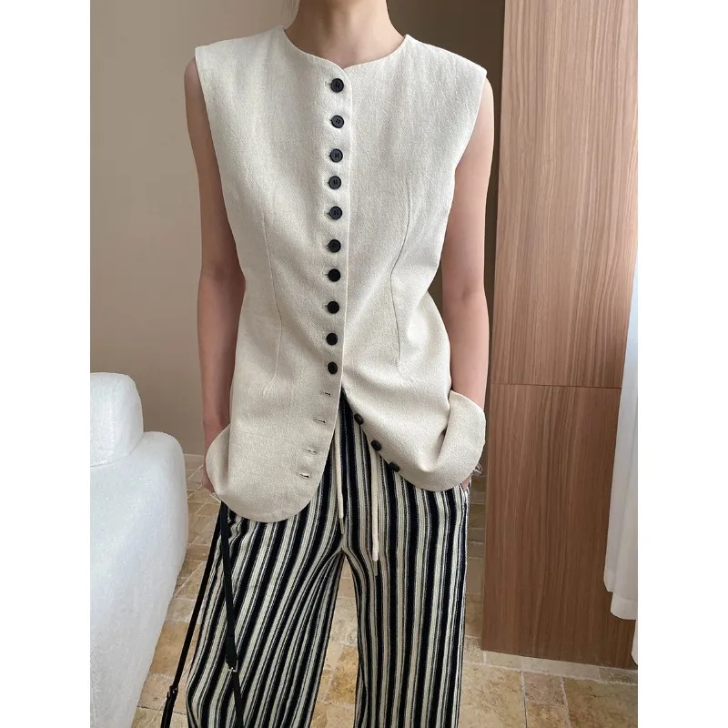 French vintage linen multi-button waistcoat with a waist-cinching design for a slim fit, new style for 2025.
French vintage linen multi-button waistcoat with a waist-cinching design for a slim fit, new style for 2025.