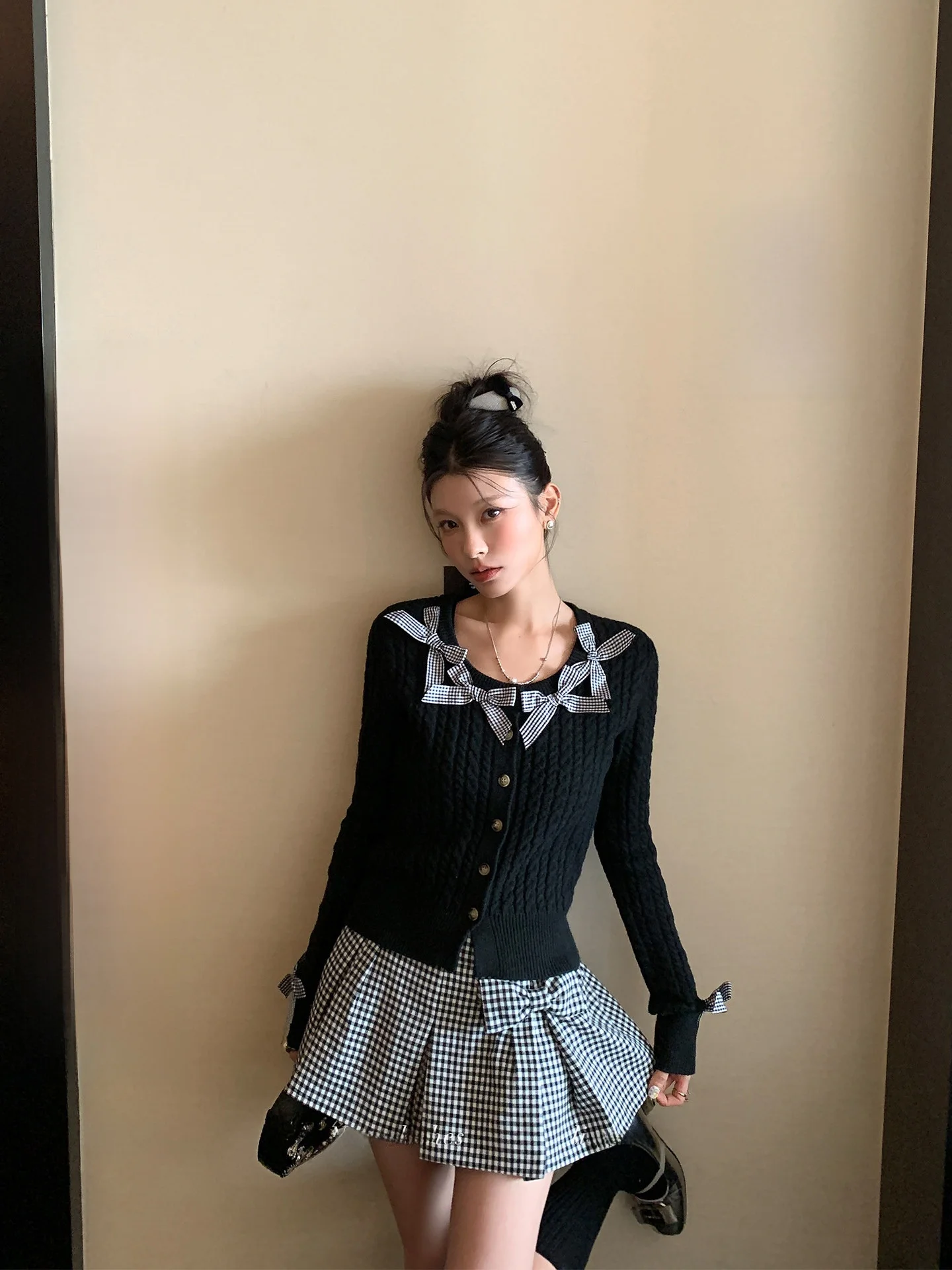 Комплект LIONE: черно-белый трикотажный топ в клетку с узлом и юбка. Модный повседневный образ.
Комплект LIONE: черно-белый трикотажный топ в клетку с узлом и юбка. Модный повседневный образ.