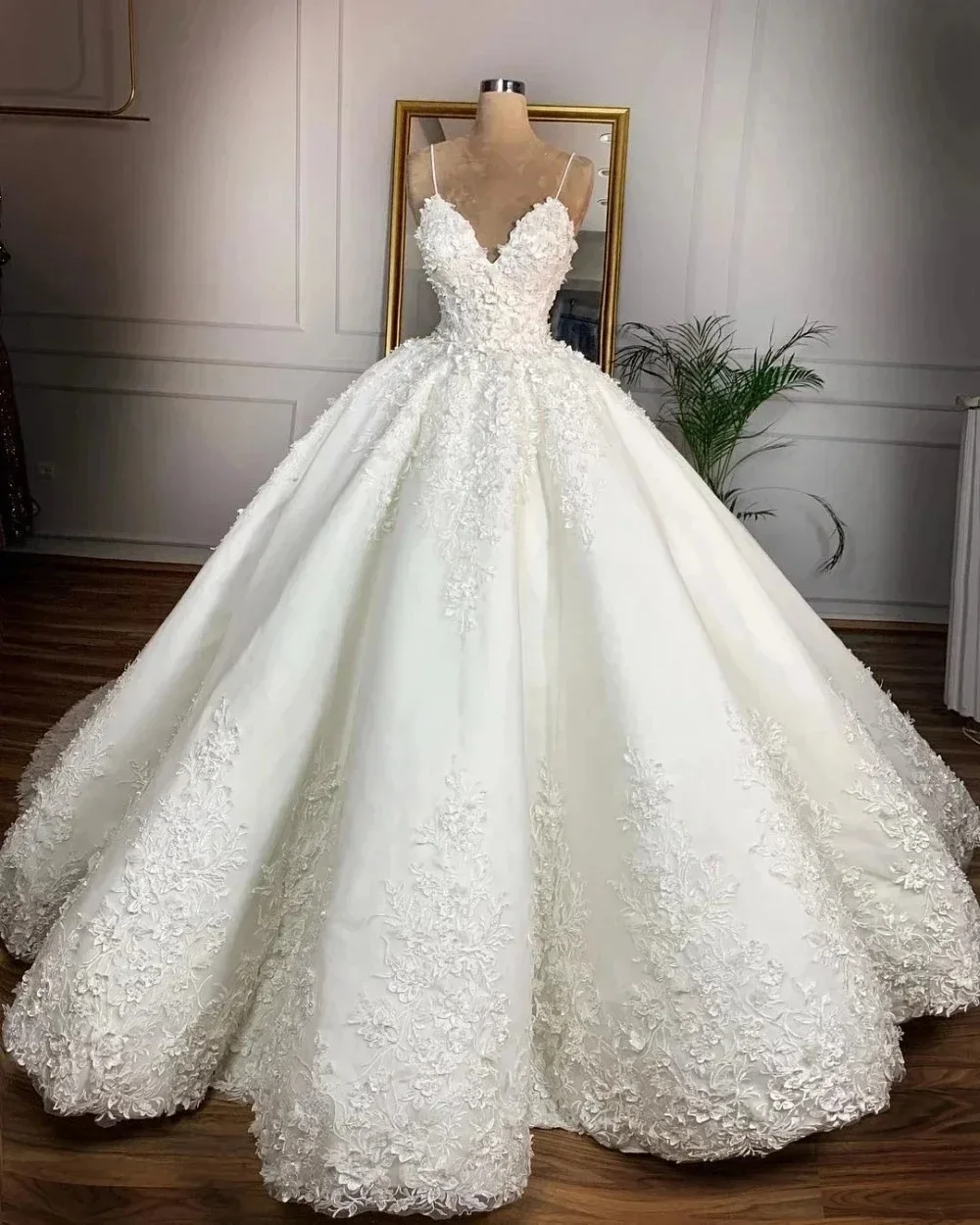 Elegant A-Line Lace Applique Princess Wedding Dress Sexy V-Neck Off Shoulder Thin Shoulder Strap Ballroom Bride Dress Customized
Elegant A-Line Lace Applique Princess Wedding Dress Sexy V-Neck Off Shoulder Thin Shoulder Strap Ballroom Bride Dress Customized