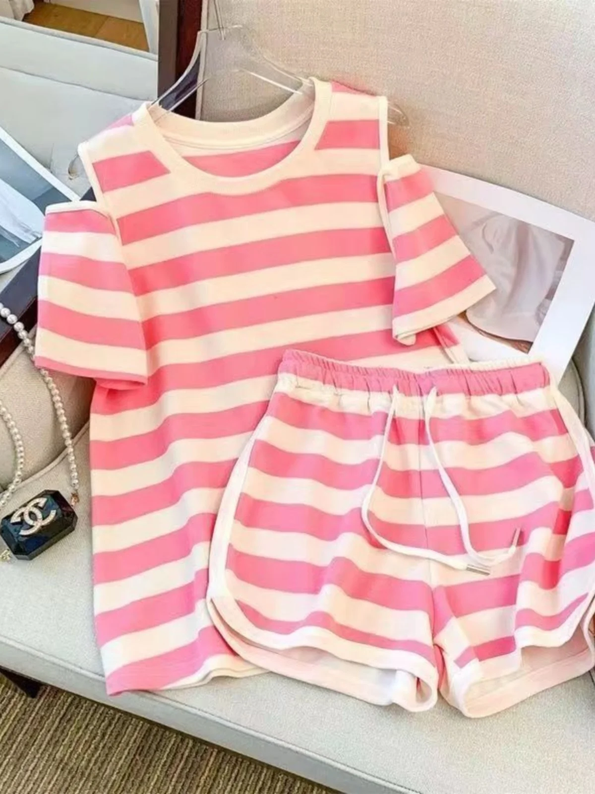Summer Casual Sportswear Set Women's Large Size Loose Striped Shoulder Bared Short Sleeve Shorts Two Piece Set Polyester Fiber
Summer Casual Sportswear Set Women's Large Size Loose Striped Shoulder Bared Short Sleeve Shorts Two Piece Set Polyester Fiber