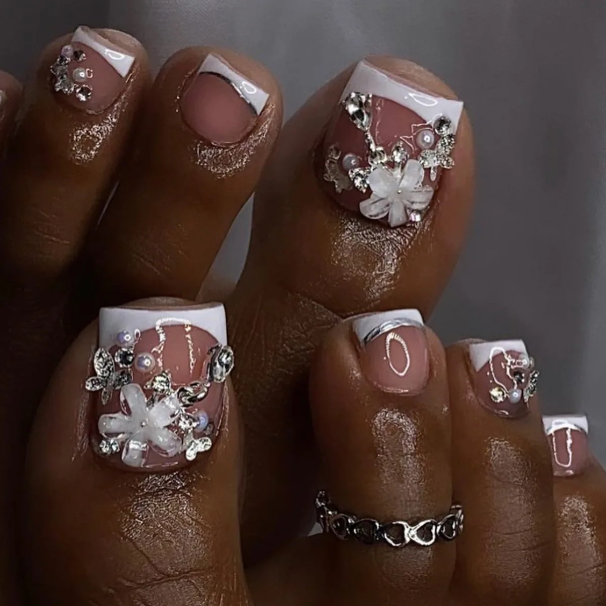 24Pcs Square White French Fake Toenails 3D Flower Butterfly Pearl Full Cover Nails Tips Rhinestone Wearable Press on False Nails
24Pcs Square White French Fake Toenails 3D Flower Butterfly Pearl Full Cover Nails Tips Rhinestone Wearable Press on False Nails