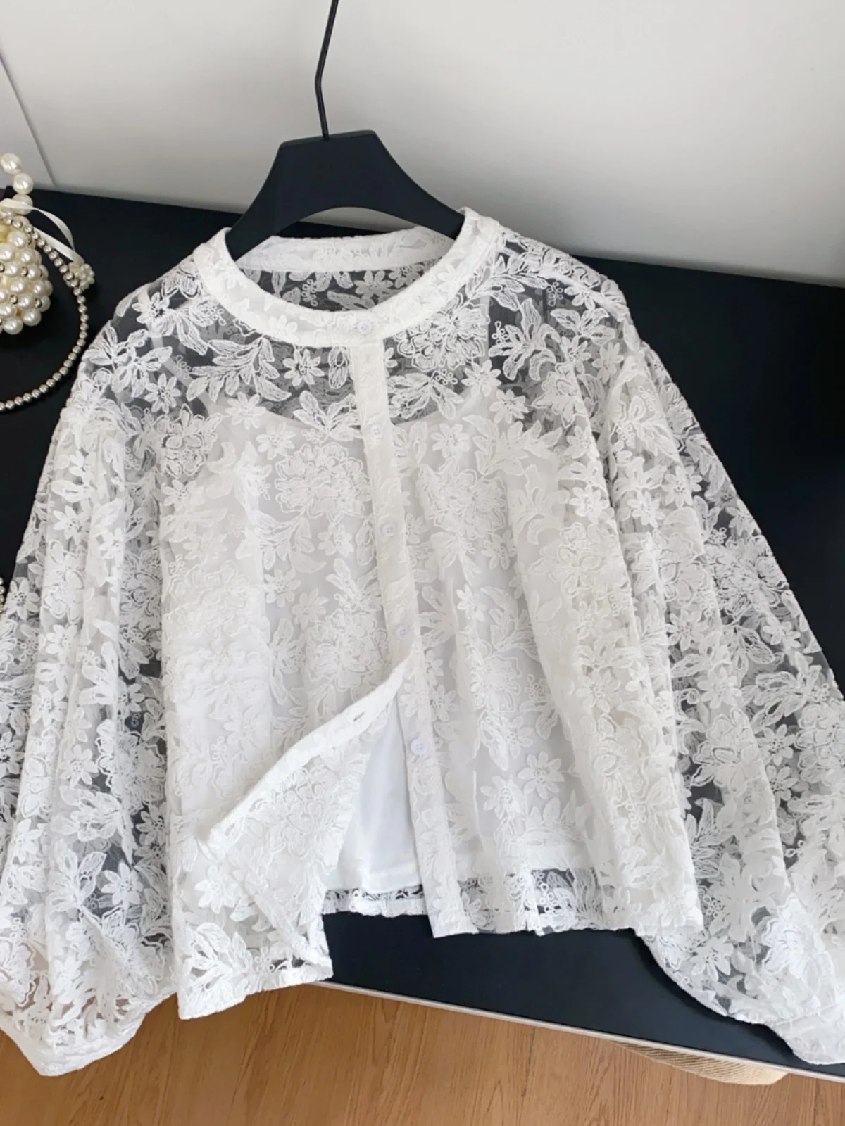 Korean Sle Hollow out Embroidered round Ne Open Cardigan Top with Strap Vest Two Piece Set Breathable Casual Streetwear
Korean Sle Hollow out Embroidered round Ne Open Cardigan Top with Strap Vest Two Piece Set Breathable Casual Streetwear