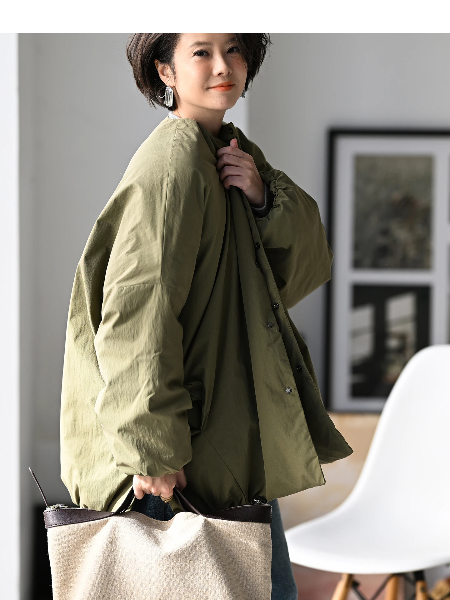 Утепленная женская куртка оверсайз с круглым вырезом, осенне-зимняя, в стиле Milan Declaration, простая, свободного кроя, из хлопка.
Утепленная женская куртка оверсайз с круглым вырезом, осенне-зимняя, в стиле Milan Declaration, простая, свободного кроя, из хлопка.