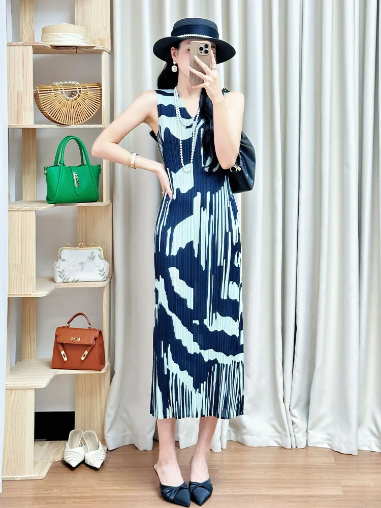 Deep Blue Long Straight Cut Sleeveless round Neck Dress Vintage Style Casual Wear High Waist A-Line Skirt Commute Friendly
Deep Blue Long Straight Cut Sleeveless round Neck Dress Vintage Style Casual Wear High Waist A-Line Skirt Commute Friendly