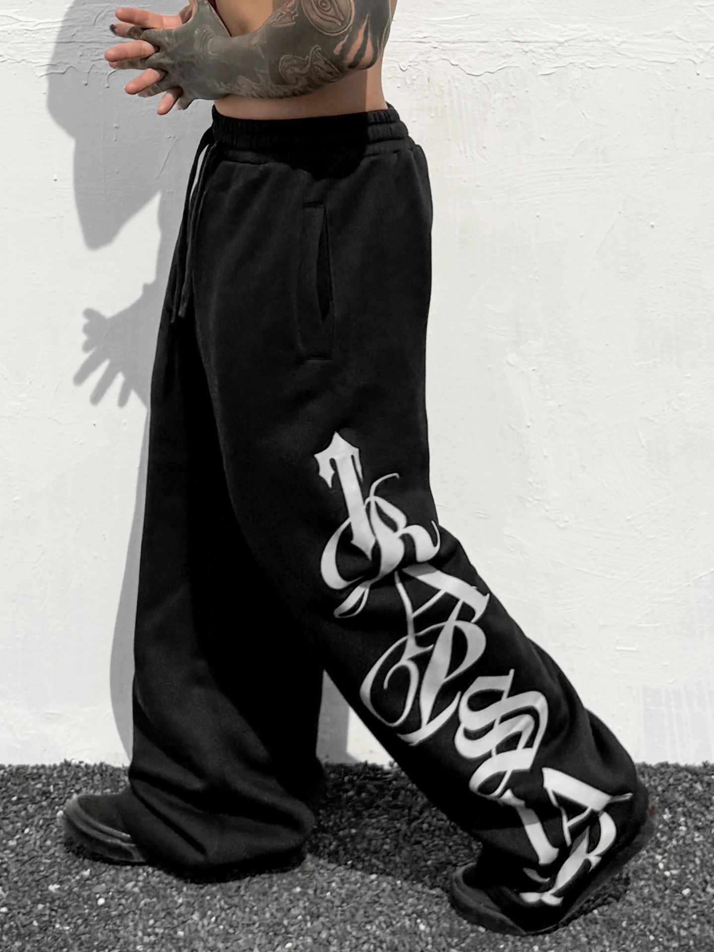 Trendy American Retro Printed Fce Lined Loose Drapey Wide Leg Casual Pants for Men Comfortable Loose Fit l Waist
Trendy American Retro Printed Fce Lined Loose Drapey Wide Leg Casual Pants for Men Comfortable Loose Fit l Waist