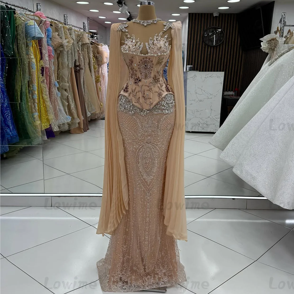 2026 Индивидуальные арабские вечерние платья в Дубае с накидкой и рукавами с бриллиантами, длинные платья для выпускного вечера для женщин, элегантные вечерние платья русалки
2026 Индивидуальные арабские вечерние платья в Дубае с накидкой и рукавами с бриллиантами, длинные платья для выпускного вечера для женщин, элегантные вечерние платья русалки