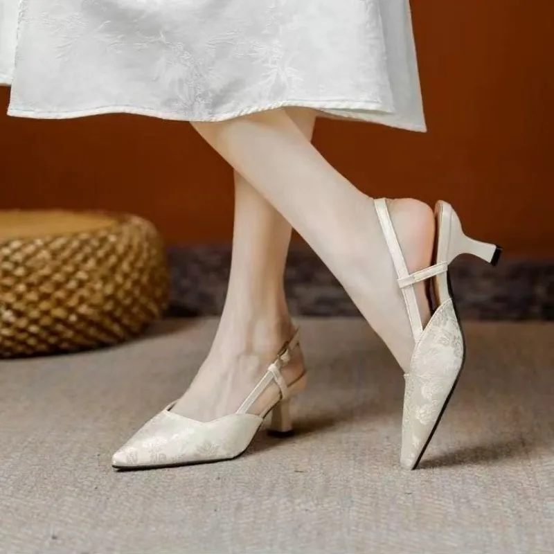 Retro New Sandals 2026 Embroidered National Style Versatile Pointed Toe One-word Buckle Non-slip High Heels
Retro New Sandals 2026 Embroidered National Style Versatile Pointed Toe One-word Buckle Non-slip High Heels