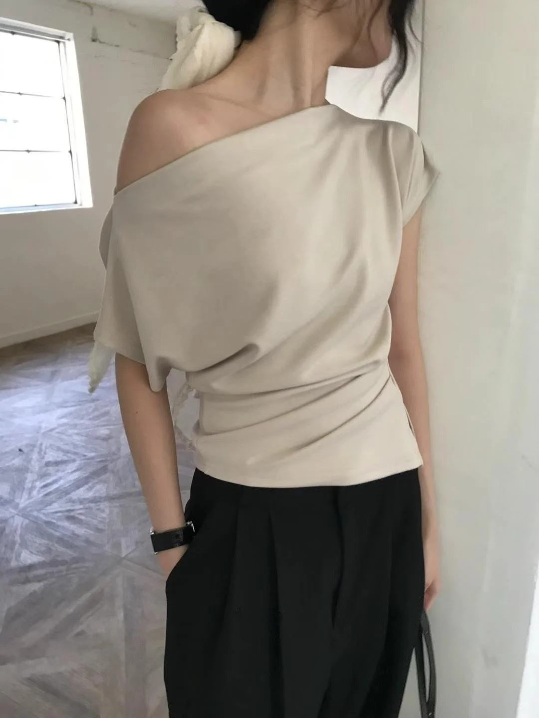 51STUDIO Slim Fit Short Sleeve T-Shirt Shoulder Bared Slit Casual Style Knitted Pure Color Summer Top for Young Women
51STUDIO Slim Fit Short Sleeve T-Shirt Shoulder Bared Slit Casual Style Knitted Pure Color Summer Top for Young Women