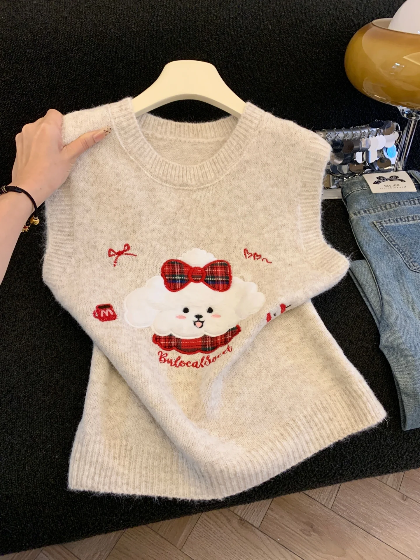 Женский вязаный жилет с вышивкой, свободного кроя, с круглым вырезом, для ранней весны, модный повседневный топ, женская одежда
Женский вязаный жилет с вышивкой, свободного кроя, с круглым вырезом, для ранней весны, модный повседневный топ, женская одежда