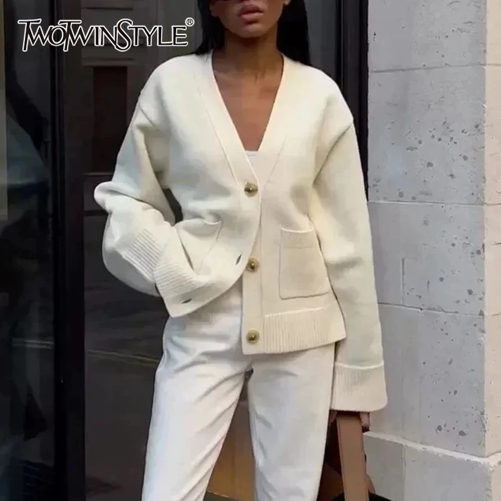 TWOTWINSTYLE Solid Spliced Button Loose Jackets for Women V Neck Long Sleeve Temperament Coats Female Fashion
TWOTWINSTYLE Solid Spliced Button Loose Jackets for Women V Neck Long Sleeve Temperament Coats Female Fashion