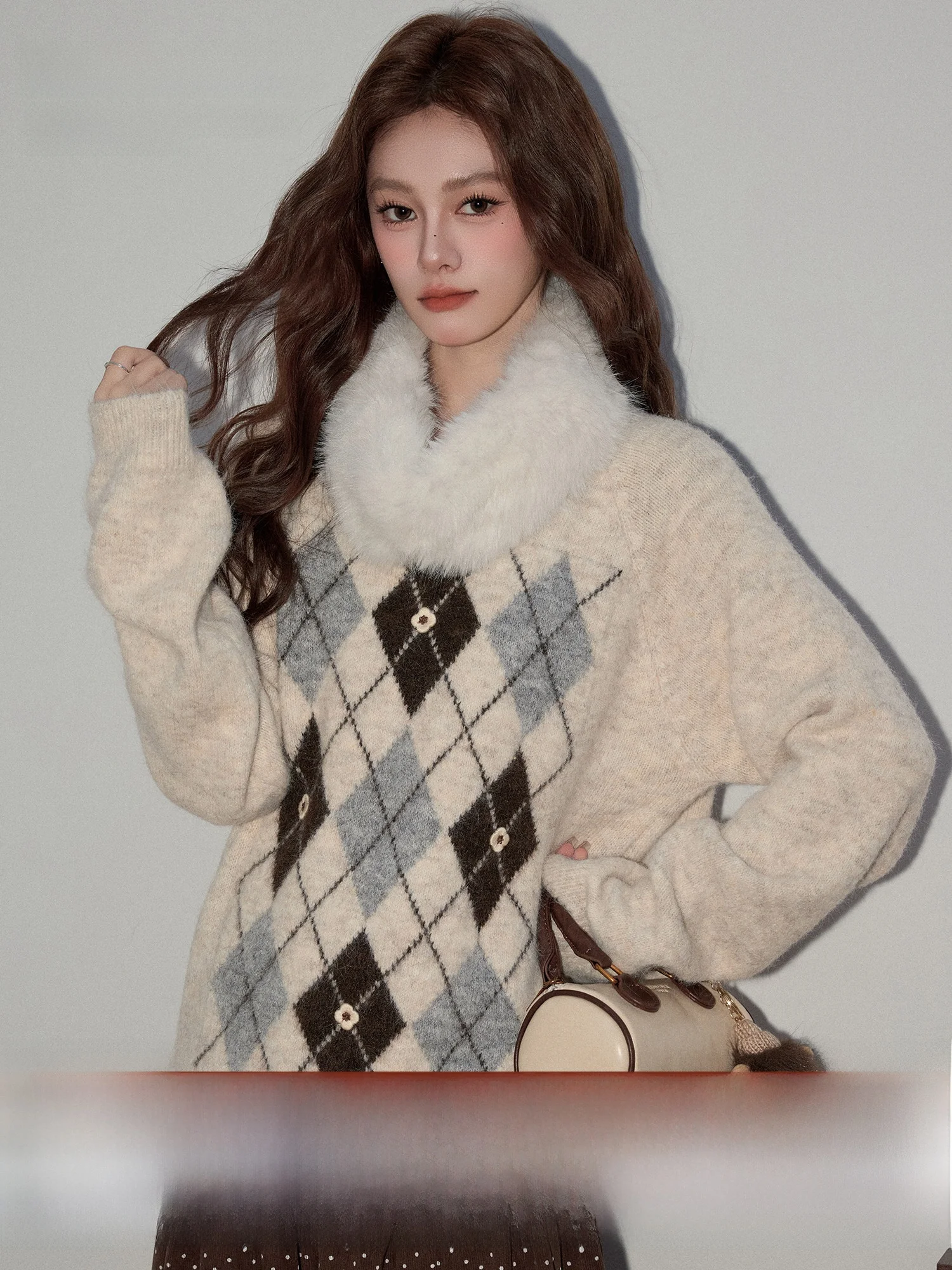 Вязаный свитер Meng Xiaoqi женский свободный с длинными рукавами, воротником с бахромой, винтажный, мягкий, уютный, для осени и зимы
Вязаный свитер Meng Xiaoqi женский свободный с длинными рукавами, воротником с бахромой, винтажный, мягкий, уютный, для осени и зимы