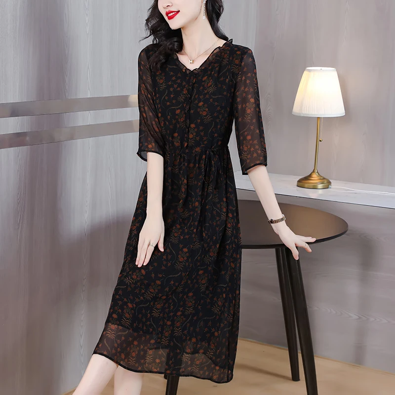 2023 New Silk Flower Print Mother's Dress V-Neck Loose Large Mesh Panel Sexy Belt Slim Waist Length Knee Length Gown
2023 New Silk Flower Print Mother's Dress V-Neck Loose Large Mesh Panel Sexy Belt Slim Waist Length Knee Length Gown