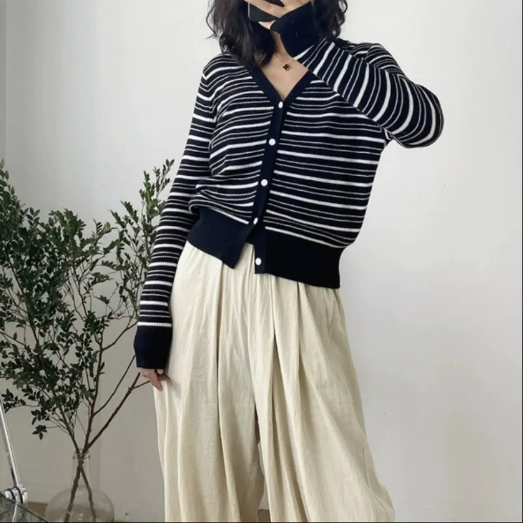 Женский кардиган с длинным рукавом и v-образным вырезом, облегающий полосатый корейский стиль, вязаная верхняя одежда в стиле ретро на осень 
Женский кардиган с длинным рукавом и v-образным вырезом, облегающий полосатый корейский стиль, вязаная верхняя одежда в стиле ретро на осень