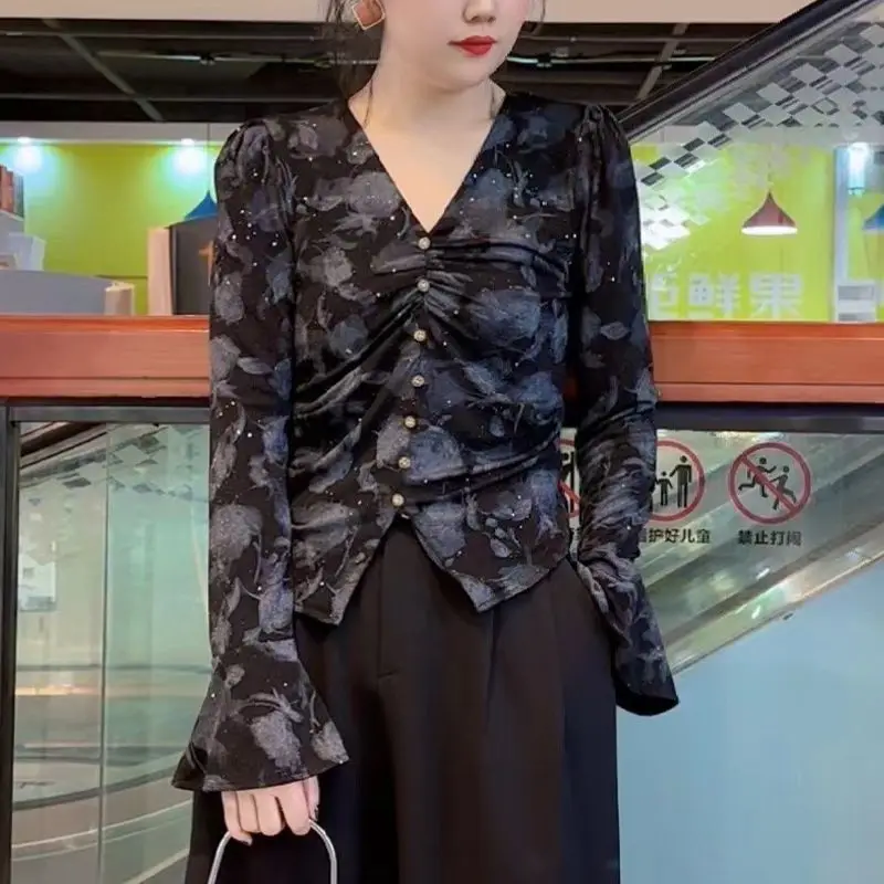 Новая осенняя плиссированная облегающая рубашка с длинными рукавами и принтом, модный стиль, закрывающая телес и живот
Новая осенняя плиссированная облегающая рубашка с длинными рукавами и принтом, модный стиль, закрывающая телес и живот