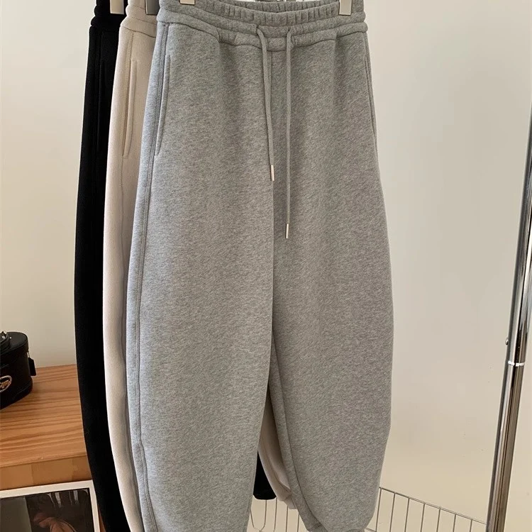 Loose Fit Grey Fleece Lined Fish Mouth Women's Sports Pants plus Size 300 Pounds Straight Leg Winter Casual Trousers
Loose Fit Grey Fleece Lined Fish Mouth Women's Sports Pants plus Size 300 Pounds Straight Leg Winter Casual Trousers