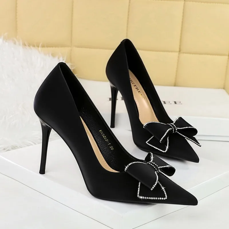 Luxury High-heeled Women's Sandals Bow Pointed Stiletto Banquet Women's Pumps and Heels Rhinestone Metal Buckle Woman's Shoes
Luxury High-heeled Women's Sandals Bow Pointed Stiletto Banquet Women's Pumps and Heels Rhinestone Metal Buckle Woman's Shoes