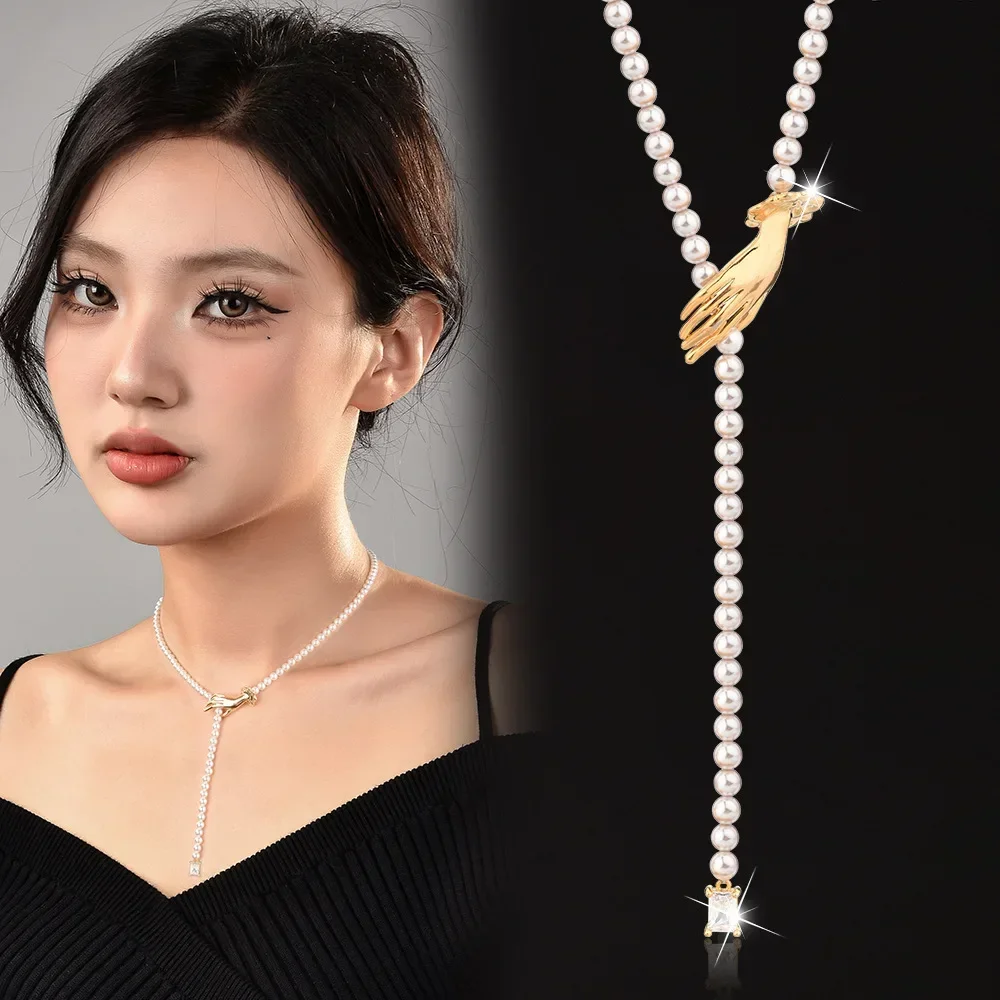 2025A woman holding a pearl necklace, a light luxury collarbone chain, a simple sweater chain and a neck chain 01
2025A woman holding a pearl necklace, a light luxury collarbone chain, a simple sweater chain and a neck chain 01