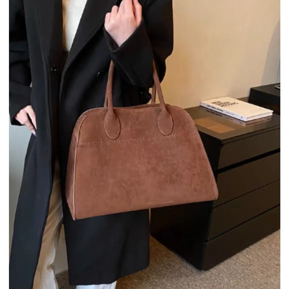 Spot autumn and winter high-end niche design large-capacity bag women's new commuter retro handbag tote bag
Spot autumn and winter high-end niche design large-capacity bag women's new commuter retro handbag tote bag