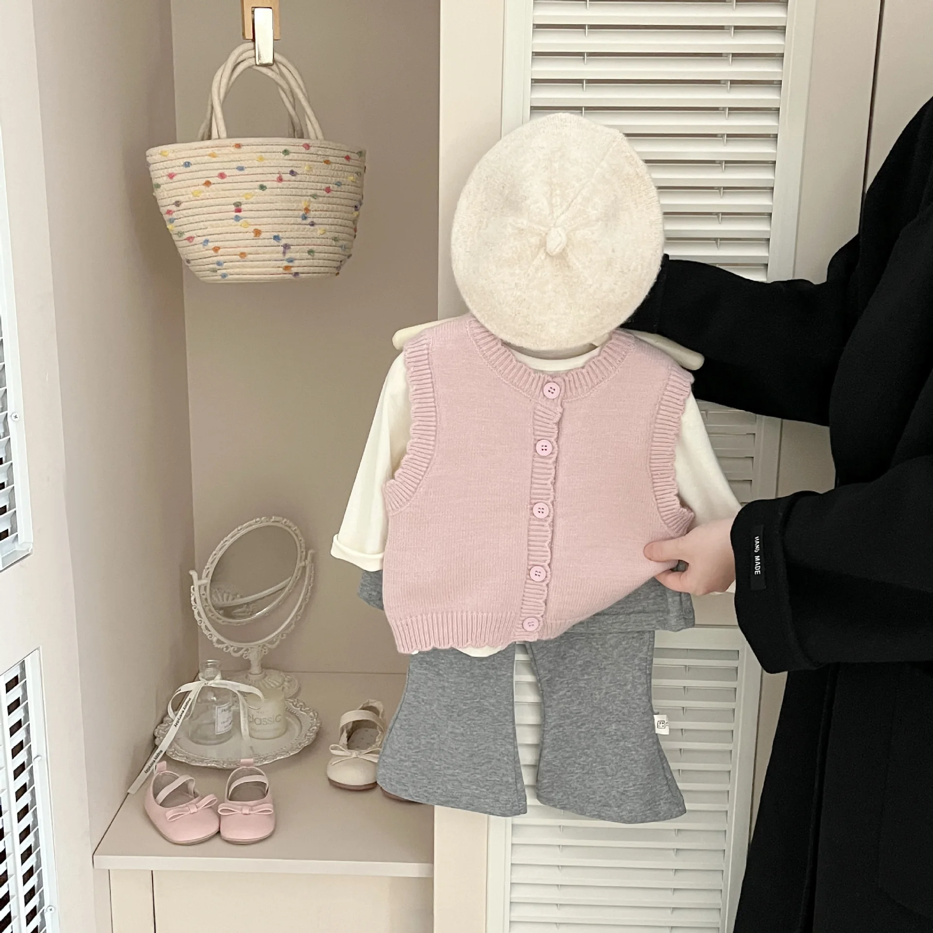 Baby autumn and winter sweet vest 2025 new Korean baby girl foreign style knitted small vest wearing vest
Baby autumn and winter sweet vest 2025 new Korean baby girl foreign style knitted small vest wearing vest