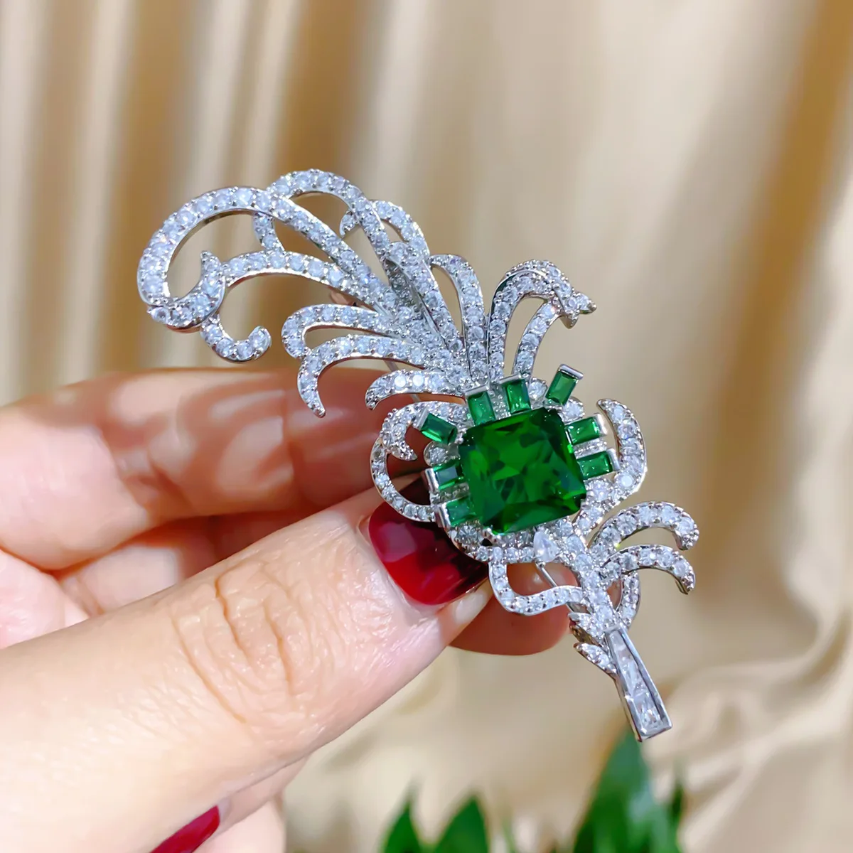 Winter New Feather Brooches for Women Men Luxuriously Inlaid Zircon Emerald Corsage Clothing Accessories Pin Fashion Jewelry
Winter New Feather Brooches for Women Men Luxuriously Inlaid Zircon Emerald Corsage Clothing Accessories Pin Fashion Jewelry