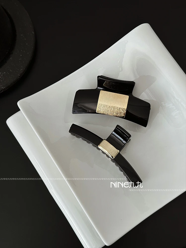 Niche light luxury temperament women's new simple headgear shark clip
Niche light luxury temperament women's new simple headgear shark clip