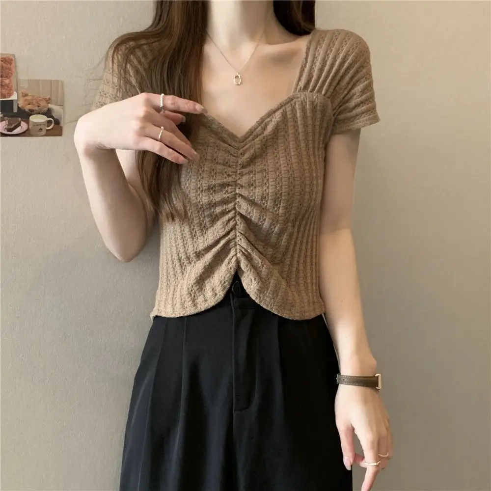 Korean fashion V-neck short sleeved t-shirt women's summer new short style with exposed collarbone folds solid color top trendy
Korean fashion V-neck short sleeved t-shirt women's summer new short style with exposed collarbone folds solid color top trendy