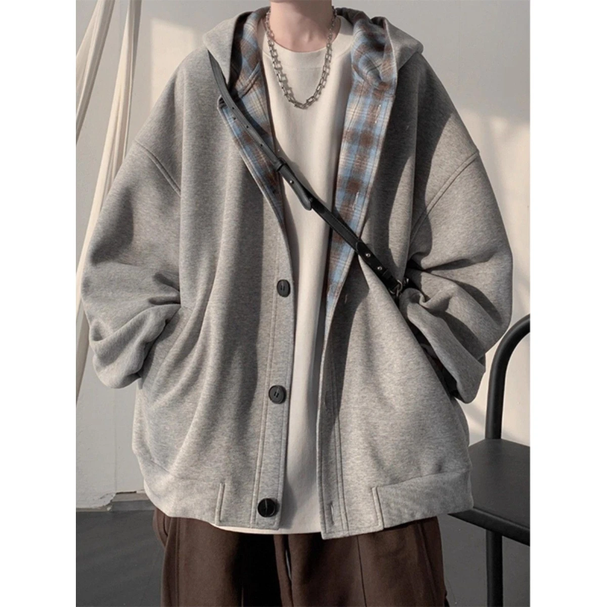 Модный комплект: худи оверсайз и брюки для мужчин, весна-осень, повседневный свободный крой, дизайн с цветовыми блоками, полиэстер, молодежный стиль
Модный комплект: худи оверсайз и брюки для мужчин, весна-осень, повседневный свободный крой, дизайн с цветовыми блоками, полиэстер, молодежный стиль