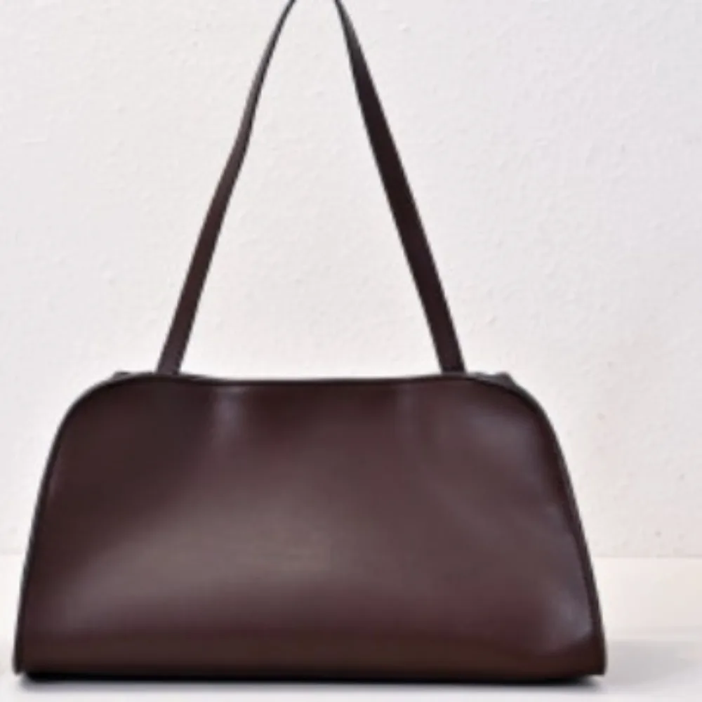 Новая нишевая дизайнерская кожаная сумка с высокой текстурой J, простая и универсальная пригородная сумка через плечо из воловьей кожи подмышками
Новая нишевая дизайнерская кожаная сумка с высокой текстурой J, простая и универсальная пригородная сумка через плечо из воловьей кожи подмышками