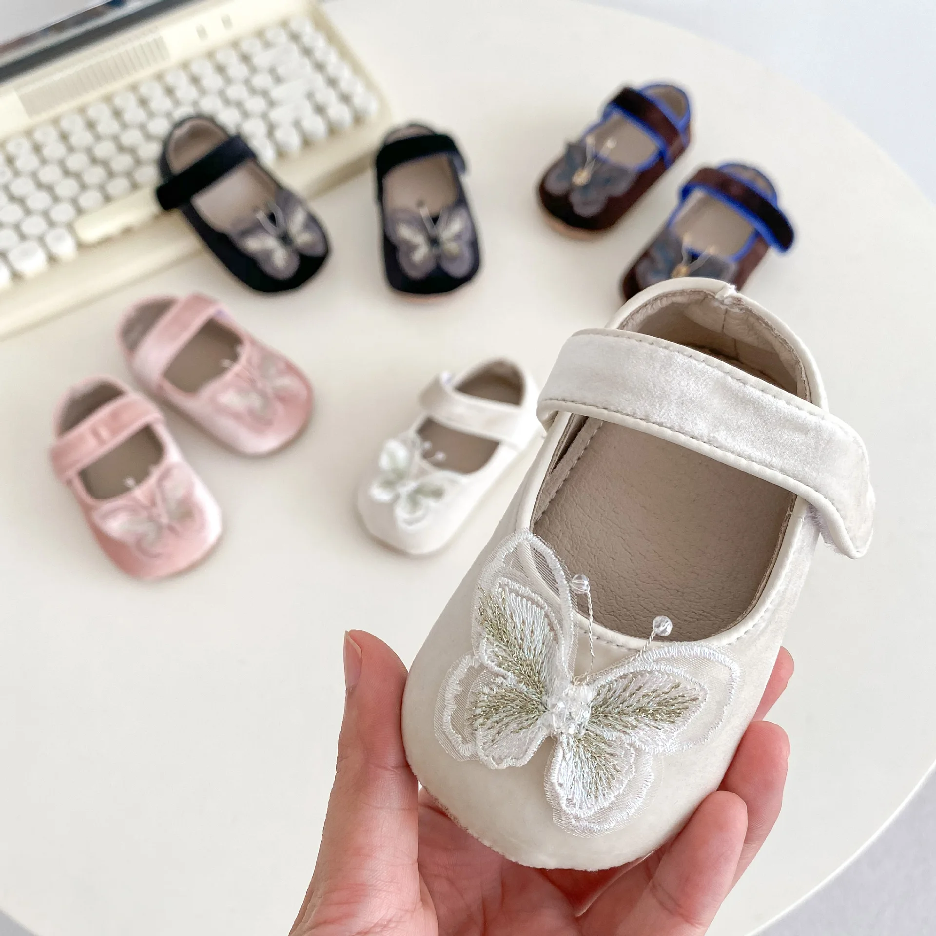 2026 Fall Baby Girl Velvet Mary Jane Shoes with Butterfly Embroidery Soft Sole Infant Crib Shoes with Hook & Loop
2026 Fall Baby Girl Velvet Mary Jane Shoes with Butterfly Embroidery Soft Sole Infant Crib Shoes with Hook & Loop