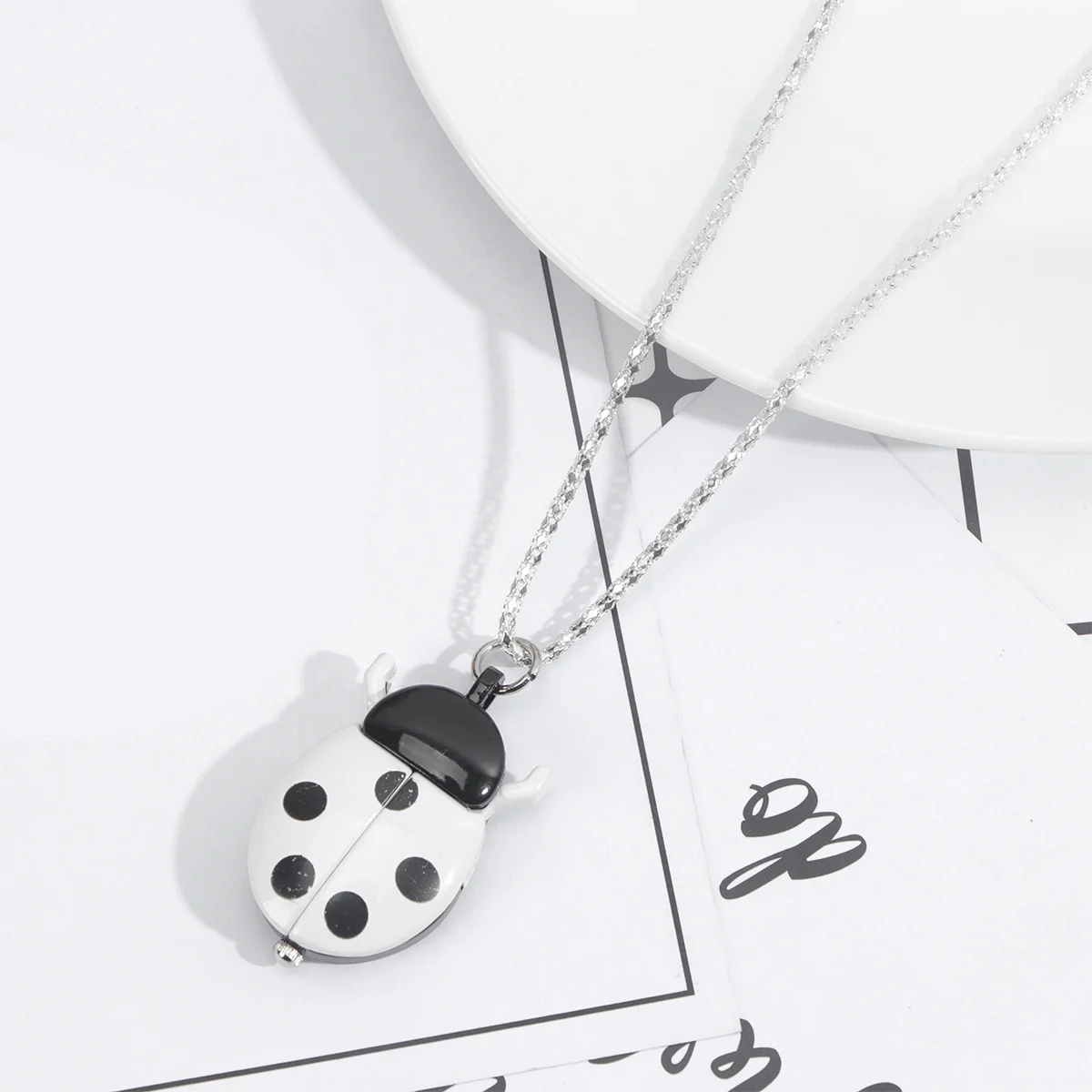 White Vintage Ladybug Shape Pocket Watch Retro Quartz Movement Portable Design Gift Alloy Material
White Vintage Ladybug Shape Pocket Watch Retro Quartz Movement Portable Design Gift Alloy Material