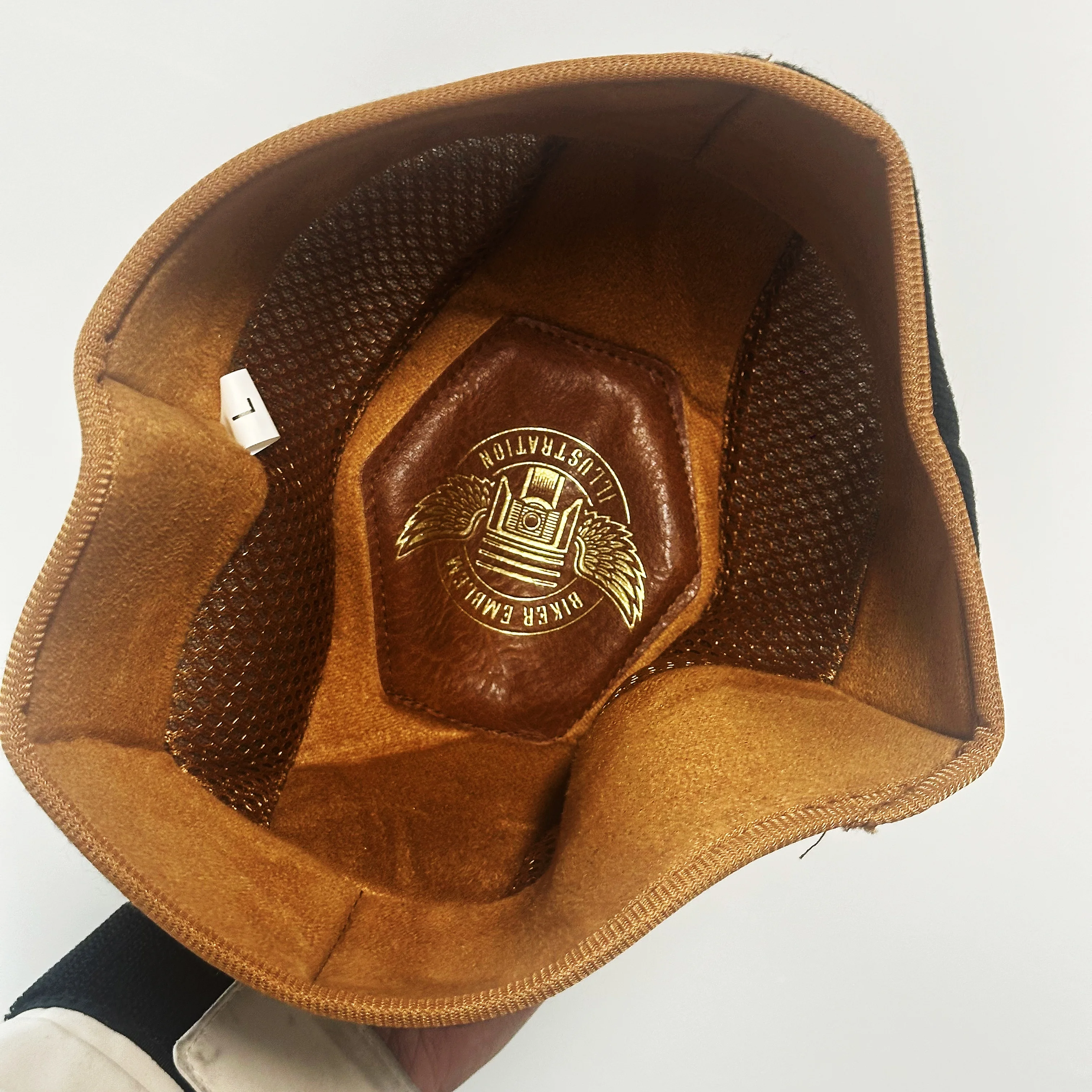 Сменная кожаная подкладка для шлема в стиле ретро
Сменная кожаная подкладка для шлема в стиле ретро