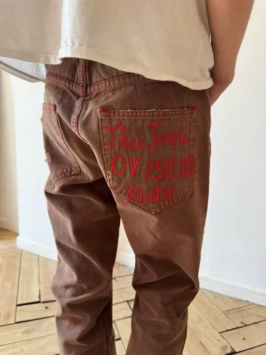 Джинсы Depred второго поколения с вышивкой Bla Magic, потертые, темно-коричневые, длинные брюки, мужские и женские, повседневные, прямого кроя
Джинсы Depred второго поколения с вышивкой Bla Magic, потертые, темно-коричневые, длинные брюки, мужские и женские, повседневные, прямого кроя