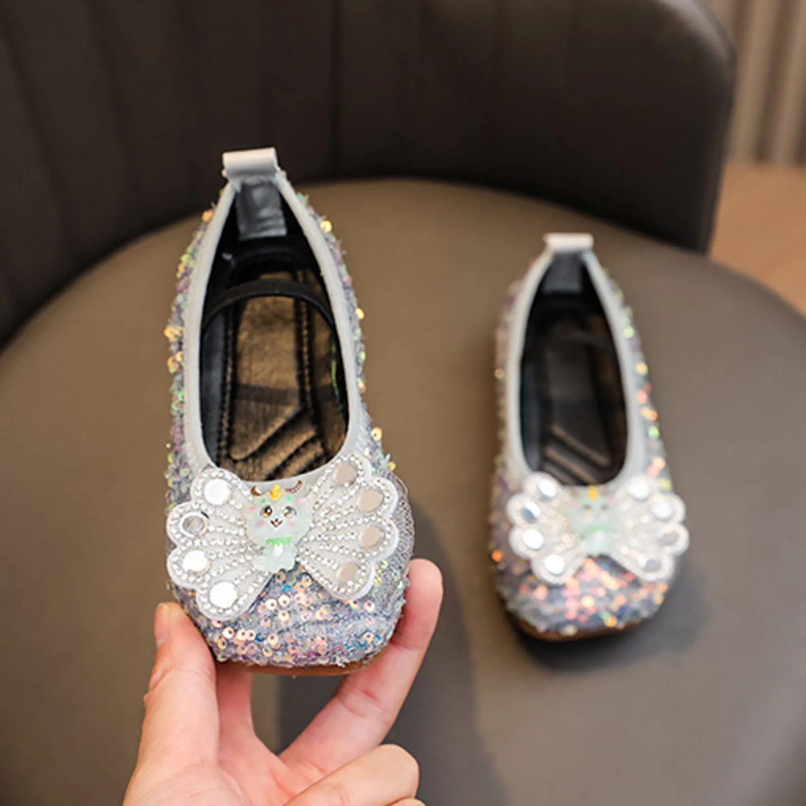 Girls Leather Shoes New Sequins Decoration Bling Bow Baby Girl Sandals Soft Bottom Kids Princess Party Dance Performance Shoes
Girls Leather Shoes New Sequins Decoration Bling Bow Baby Girl Sandals Soft Bottom Kids Princess Party Dance Performance Shoes