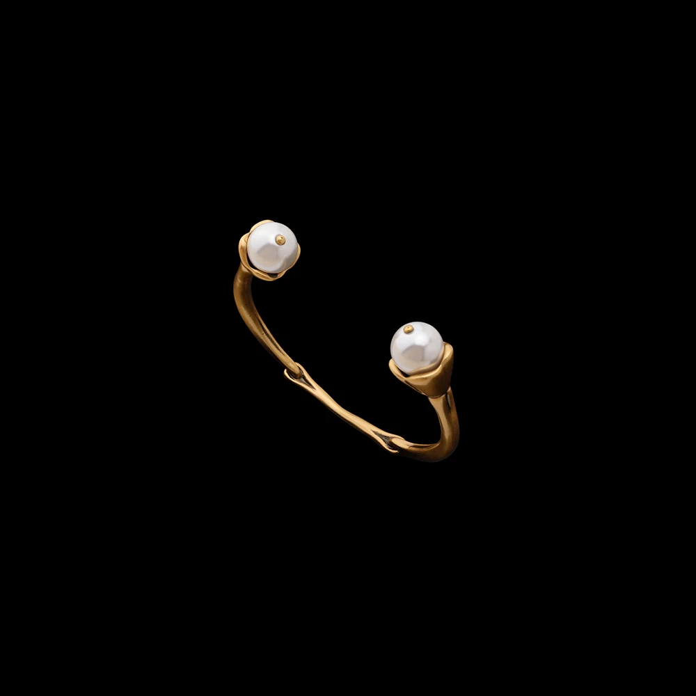 AB/ Copper alloy faux pearl vine with flower shape design for a premium vintage minimalist open women's bracelet gift.
AB/ Copper alloy faux pearl vine with flower shape design for a premium vintage minimalist open women's bracelet gift.