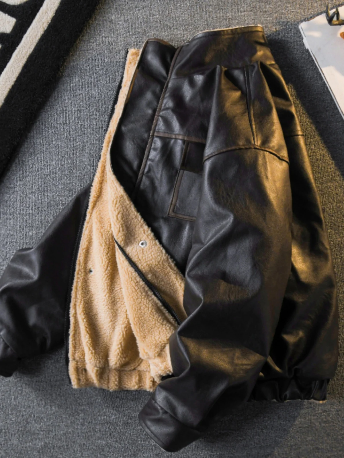 Retro Japanese Sle Lamb Fur PU Leather Jaet Men's Trendy Brand Thi Warm Motorcycle Jaet Youth Casual Winter Coat
Retro Japanese Sle Lamb Fur PU Leather Jaet Men's Trendy Brand Thi Warm Motorcycle Jaet Youth Casual Winter Coat