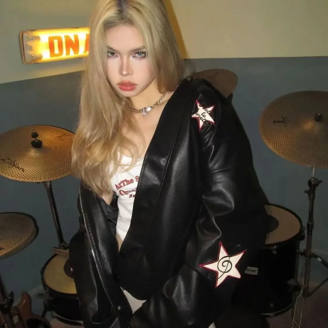 Кожаная куртка с вышивкой звездами, женская оверсайз куртка-бомбер, уличная одежда, мотоциклетная куртка из искусственной кожи, верхняя одежда для весны и осени, кожаные пальто
Кожаная куртка с вышивкой звездами, женская оверсайз куртка-бомбер, уличная одежда, мотоциклетная куртка из искусственной кожи, верхняя одежда для весны и осени, кожаные пальто