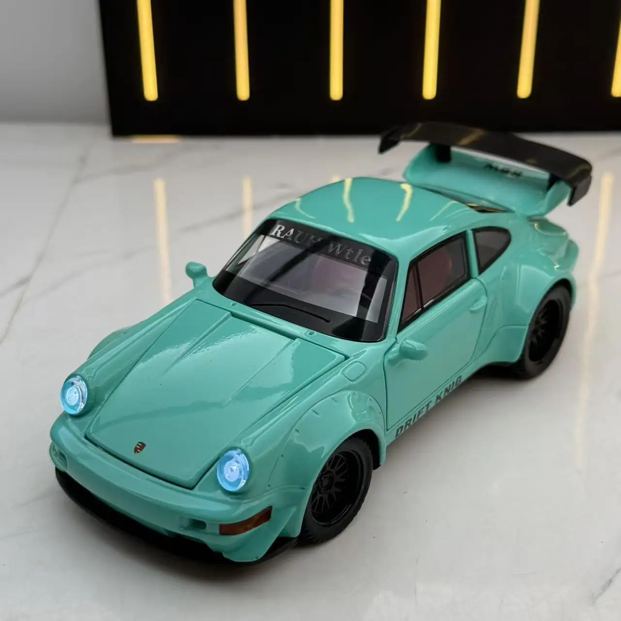 Модель спортивного автомобиля 1:32 RWB 993, литая под давлением, со звуком и светом, коллекционная игрушка-украшение, подарок для детей
Модель спортивного автомобиля 1:32 RWB 993, литая под давлением, со звуком и светом, коллекционная игрушка-украшение, подарок для детей